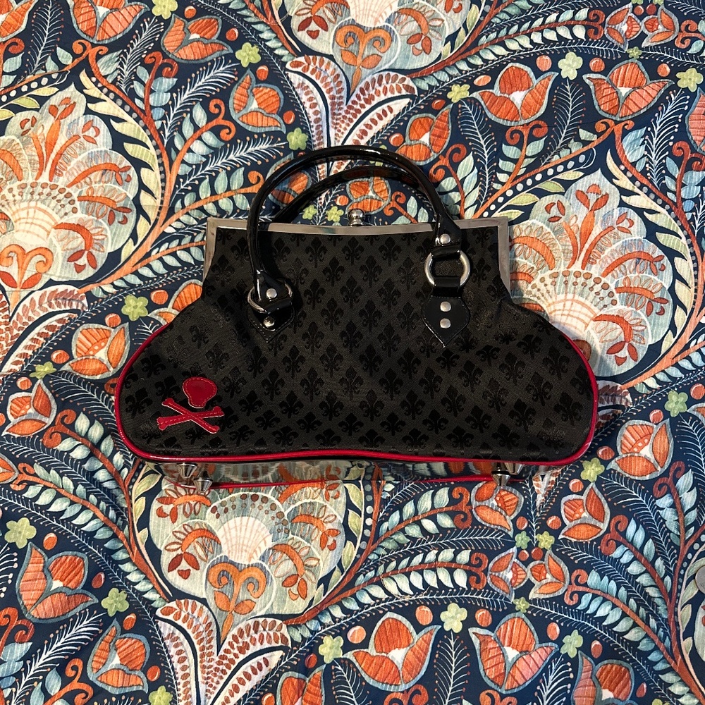Gothic purse with skull